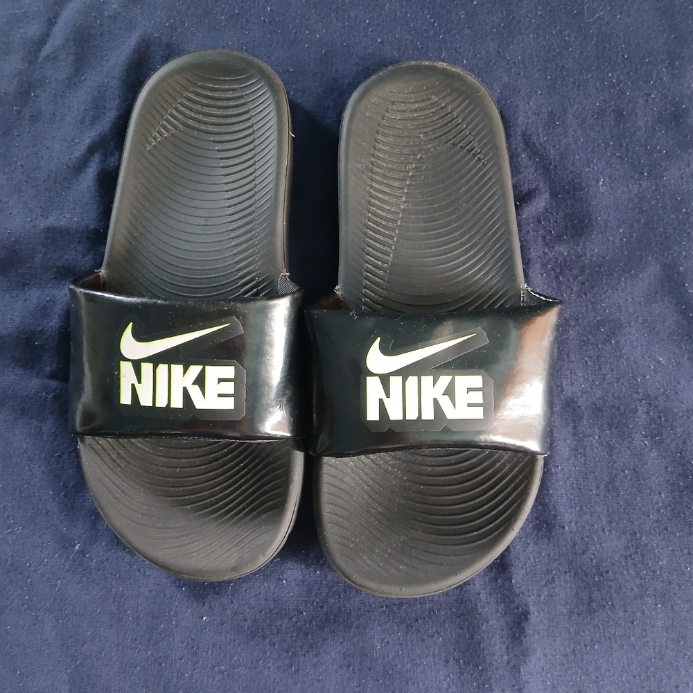 Nike Black/White Slides/Sandals Youth Size 2Y